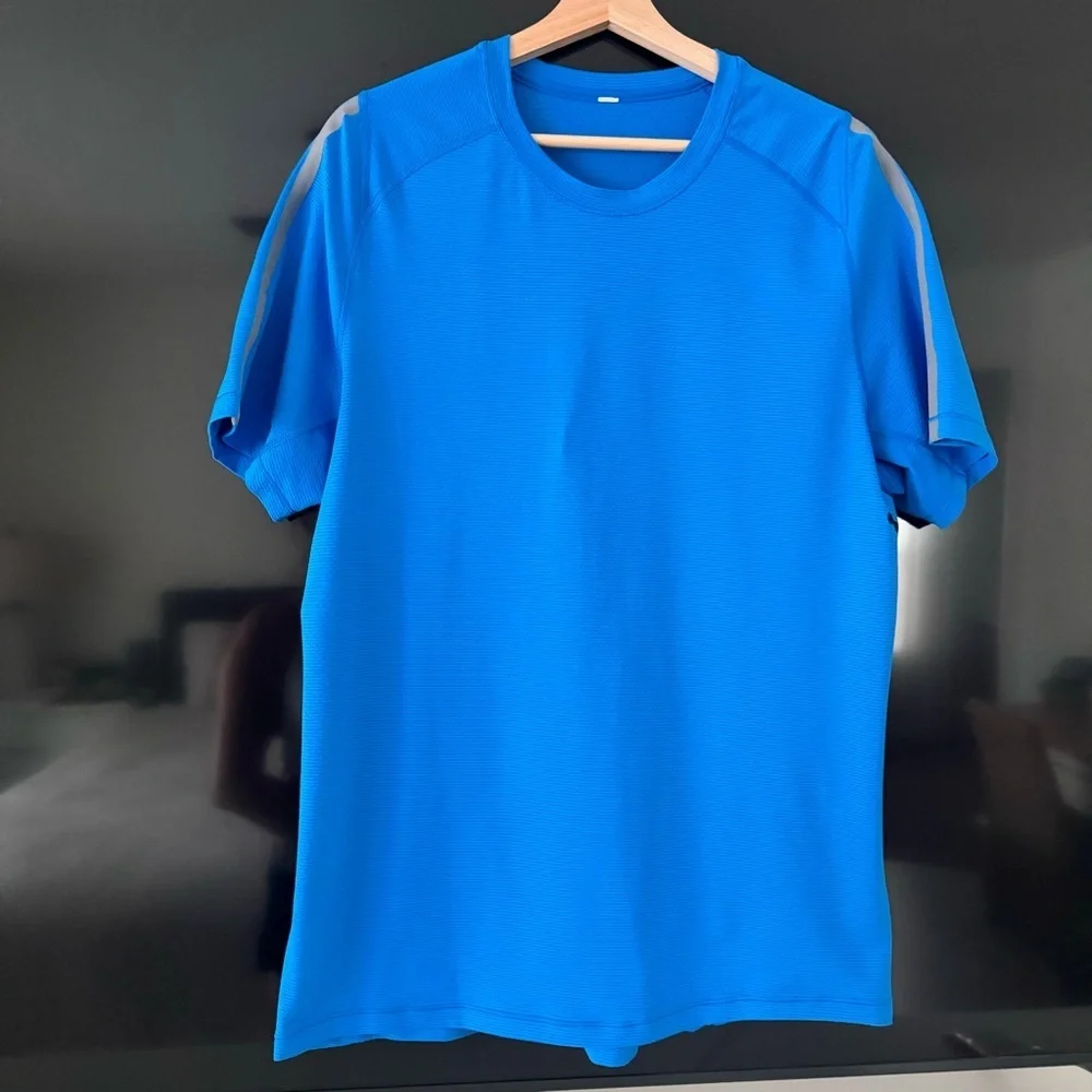 Lululemon Mens Short Sleeve Athletic Shirt Zip Back Pocket Blue Size Medium